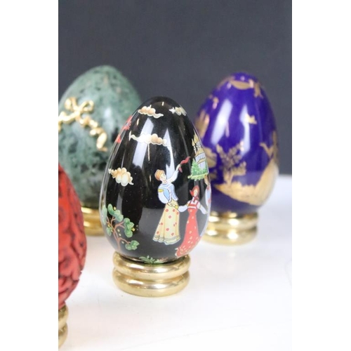 326 - A collection of ornamental eggs to include polished stone and cut glass examples.