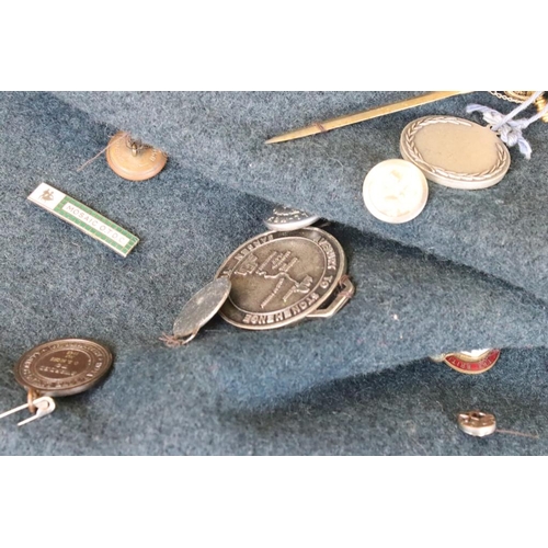 332 - A box of mixed collectables to include badges, medals and jewellery, to include military & wartime i... 