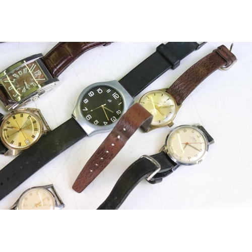 352 - A collection of ladies and gents wristwatches to include Pulsar, Accurist, Rotary...etc. together wi... 