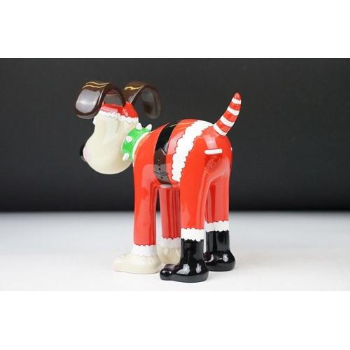 17 - Four Aardman / W&G Ltd Wallace & Gromit 'Gromit Unleashed' figures to include Gromberry, Santa Paws,... 