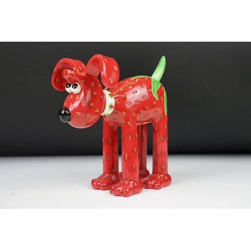 17 - Four Aardman / W&G Ltd Wallace & Gromit 'Gromit Unleashed' figures to include Gromberry, Santa Paws,... 