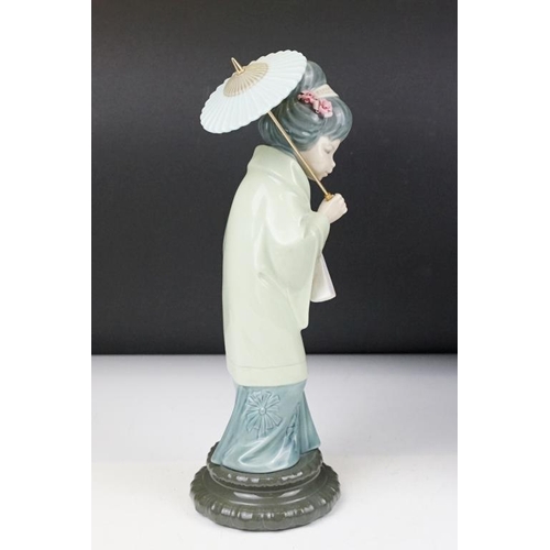 31 - Two boxed Lladro porcelain Japanese lady figurines to include Japonesita Sombrilla (no. 4.988) and J... 