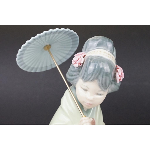 31 - Two boxed Lladro porcelain Japanese lady figurines to include Japonesita Sombrilla (no. 4.988) and J... 