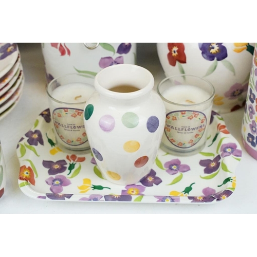 46 - Group of Emma Bridgewater ceramics to include 5 x large Water Lily saucers, floral jug with matching... 