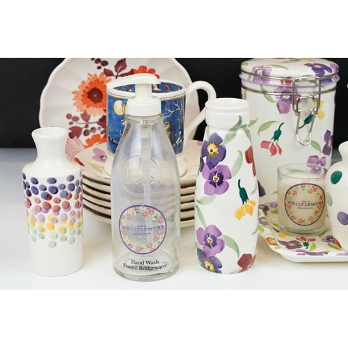 46 - Group of Emma Bridgewater ceramics to include 5 x large Water Lily saucers, floral jug with matching... 