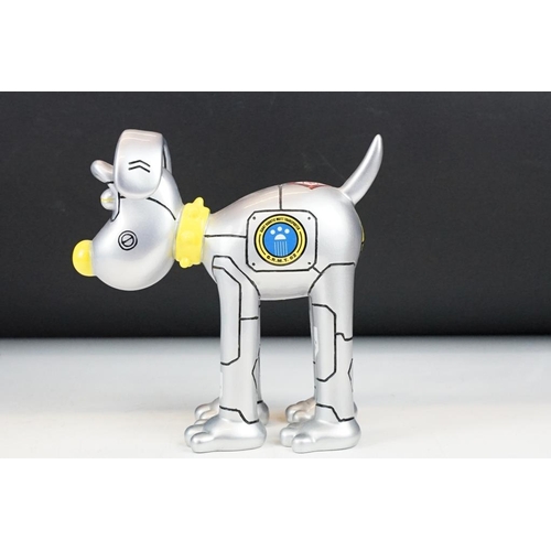 99 - Three Aardman / W&G Ltd Wallace & Gromit ' Gromit Unleashed ' figures to include Isambark Kingdog Br... 