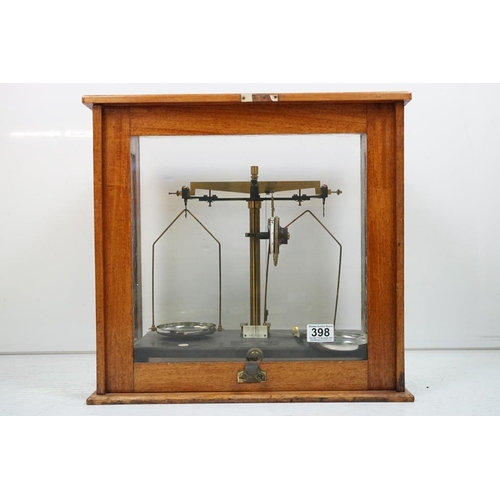 398 - Set of 20th Century Griffin & Tatlock brass balance scales, housed within a glazed wooden case. Appr... 