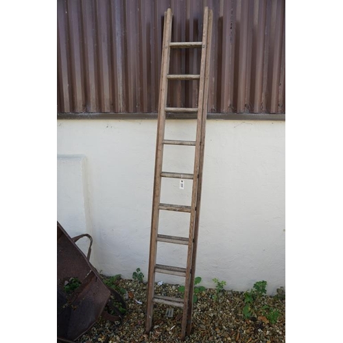 535 - Large vintage wooden extending ladder, approx 242cm long (at its shortest length)