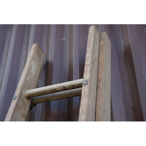 535 - Large vintage wooden extending ladder, approx 242cm long (at its shortest length)