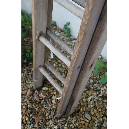 535 - Large vintage wooden extending ladder, approx 242cm long (at its shortest length)