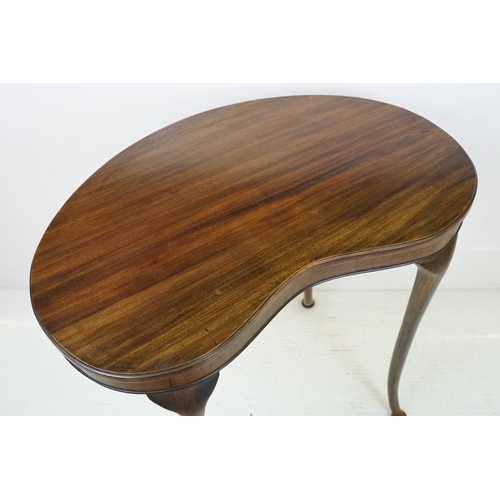 555 - Early 20th century Mahogany Side Table of kidney form, raised on slender carbiole legs, 77cm long x ... 