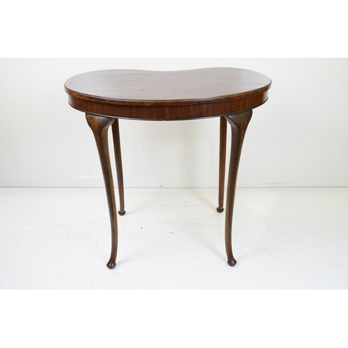 555 - Early 20th century Mahogany Side Table of kidney form, raised on slender carbiole legs, 77cm long x ... 