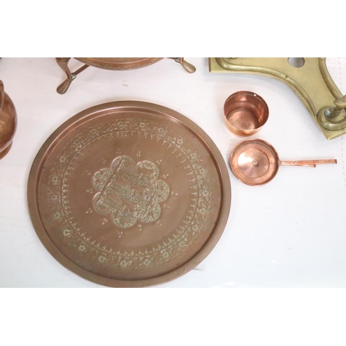 432 - Group of copper & brassware to include an Eastern copper saucepan & cover with warming stand, hangin... 