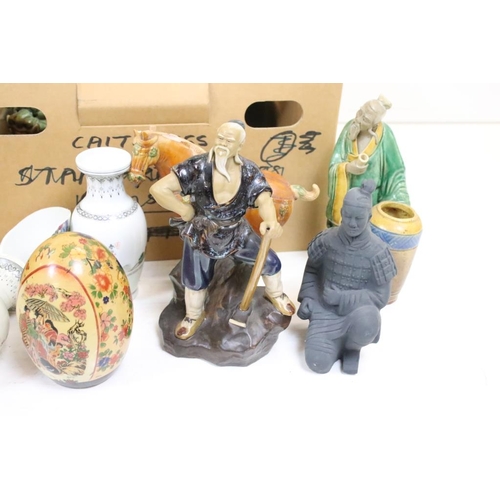 436 - Mixed Oriental collectables to include ceramics (featuring Tang style horse, Famille Rose vases, Foo... 