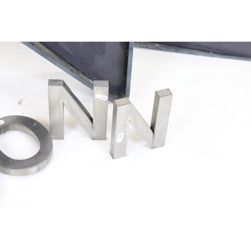 545 - Large metal ' N ' & ' E ' letters, approx 87cm high, together with five small metal letters