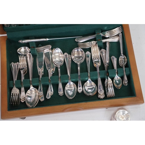 431 - Collection of mixed silver plate to include a canteen of cutlery, Viners three-light candelabra (29.... 