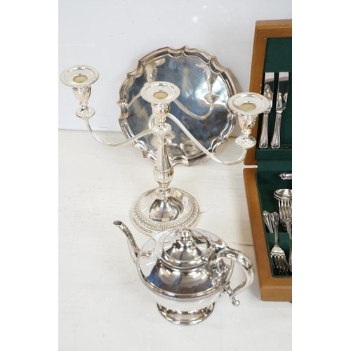 431 - Collection of mixed silver plate to include a canteen of cutlery, Viners three-light candelabra (29.... 