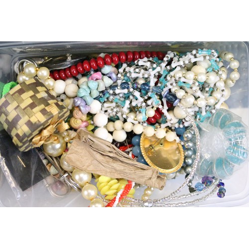 367 - A collection of vintage and contemporary costume jewellery to include brooches, necklaces, Chinese h... 