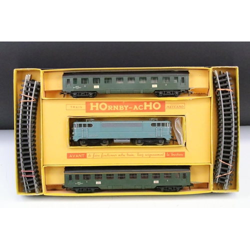 17 - Boxed French Hornby ACHO HO gauge SNCF Passenger train set, complete with locomotive, rolling stock ... 