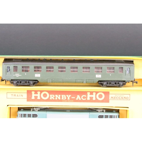 18 - Boxed French Hornby ACHO HO gauge SNCF Passenger train set, complete with locomotive, rolling stock ... 