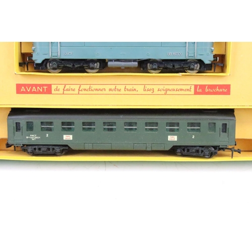 18 - Boxed French Hornby ACHO HO gauge SNCF Passenger train set, complete with locomotive, rolling stock ... 