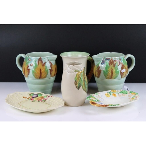 87 - Group of Clarice Cliff ceramics, 5 pieces, to include a pair of Newport Pottery 'Celtic Leaf and Ber... 