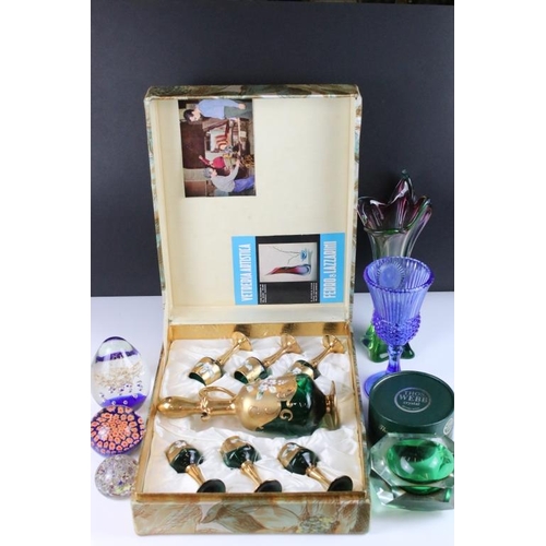 92 - Mixed glassware to include a Murano green glass & gilt drinks set (with decanter & stopper and 6 gla... 