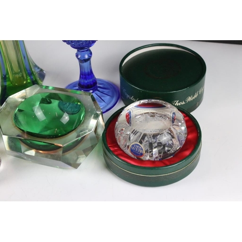 92 - Mixed glassware to include a Murano green glass & gilt drinks set (with decanter & stopper and 6 gla... 