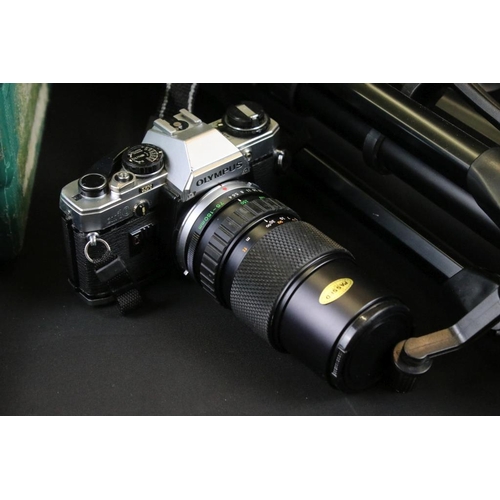 343 - Collection of cameras and equipment to include an Olympus OM 10 camera with a auto zoom f=75-150mm l... 