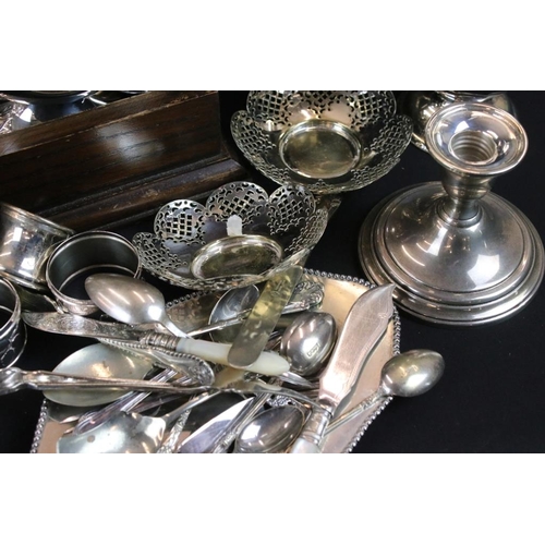 352 - Collection of silver plate to include an oak cased cutlery canteen, tea wares, tea spoons, coffee po... 