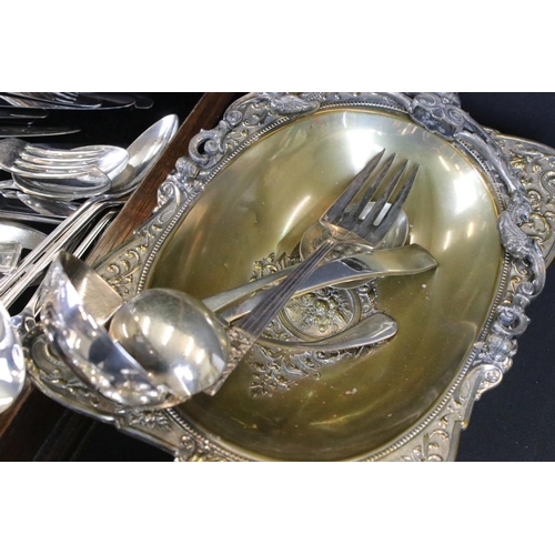 352 - Collection of silver plate to include an oak cased cutlery canteen, tea wares, tea spoons, coffee po... 