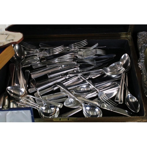 352 - Collection of silver plate to include an oak cased cutlery canteen, tea wares, tea spoons, coffee po... 