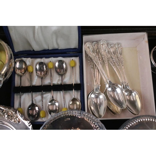 352 - Collection of silver plate to include an oak cased cutlery canteen, tea wares, tea spoons, coffee po... 