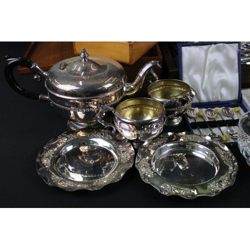 352 - Collection of silver plate to include an oak cased cutlery canteen, tea wares, tea spoons, coffee po... 