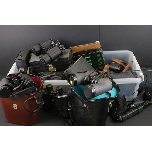 355 - Collection of binoculars and bags to include Halina, Minolta, Commodore, Bob Optik, Boots admiral II... 