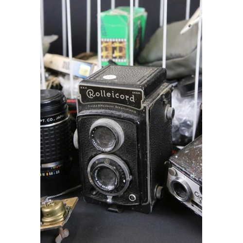 365 - Collection of cameras & photographic equipment to include a Voigtlander 'Brilliant' TLR, Rolleicord,... 