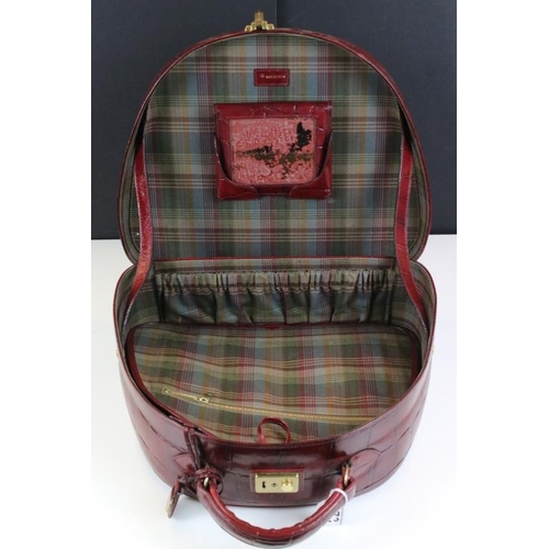 373 - Mulberry 'antique' leathers maroon beauty case bag, constructed from maroon red leather with alligat... 