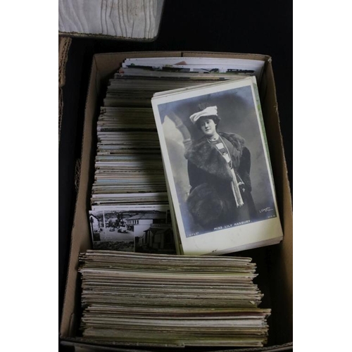 380 - Collection of postcards mostly dating from the early 20th century to include mostly topographical sc... 