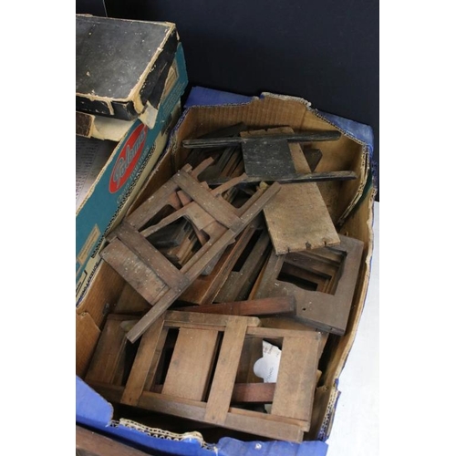 674 - Collection of over fifty 19th century wooden magic lantern slide carriers & frames, featuring a boxe... 