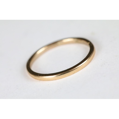 225 - A hallmarked 9ct gold wedding band ring.