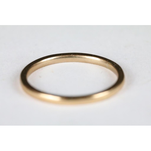 225 - A hallmarked 9ct gold wedding band ring.