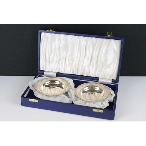 260 - A pair of fully hallmarked sterling silver dishes, maker marked for Toye Kenning & Spencer and assay... 