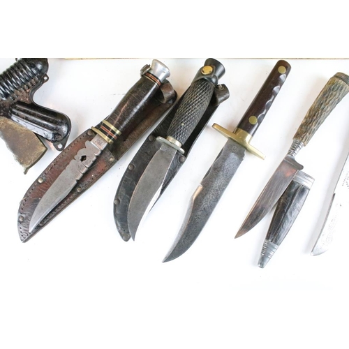 264 - A collection of vintage knives to include William Rogers examples.