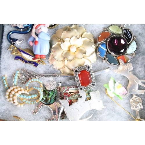 270 - A collection of vintage and contemporary costume jewellery to include brooches, necklaces and rings ... 