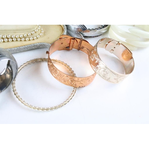 271 - A large collection of vintage and contemporary costume jewellery to include necklaces, rings, brooch... 