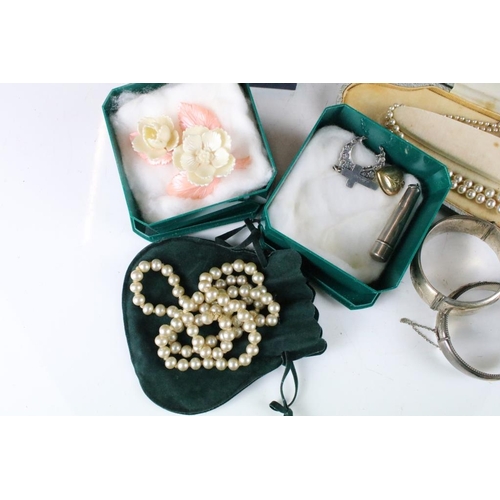 271 - A large collection of vintage and contemporary costume jewellery to include necklaces, rings, brooch... 