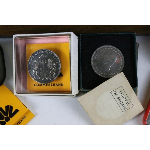 274 - A collection of British and World coins to include pre decimal and silver examples together with unc... 