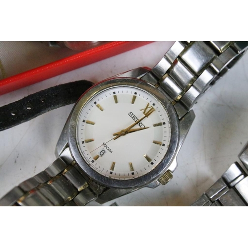 293 - A small collection of gents wristwatches to include Seiko and Sekonda examples together with a ladie... 