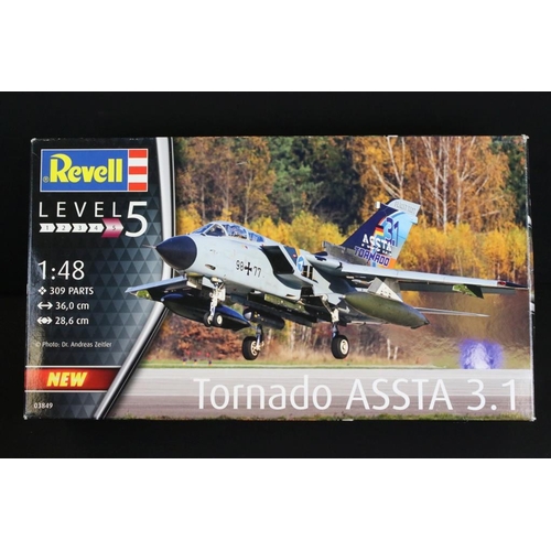 154 - 17 Boxed & unbuilt Revell plastic aircraft / spacecraft model kits to include 04909 1/144 Apollo Sat... 