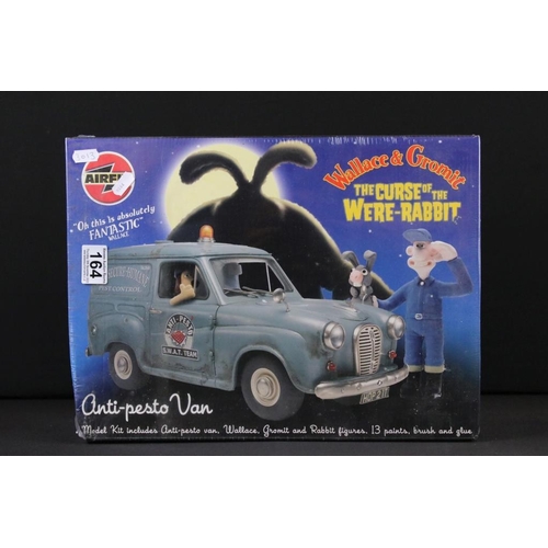 164 - Sealed boxed Airfix Wallace & Gromit The Curse of the Were-Rabbit Anti-pesto Van plastic model kit, ... 